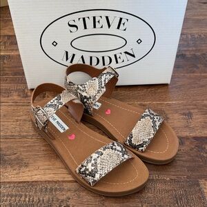 Steve Madden Girls JProbler Sandals in Nat Snake Print size 4